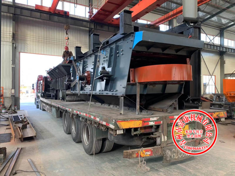 客戶訂購的鄂破+篩分移動破碎設(shè)備發(fā)貨